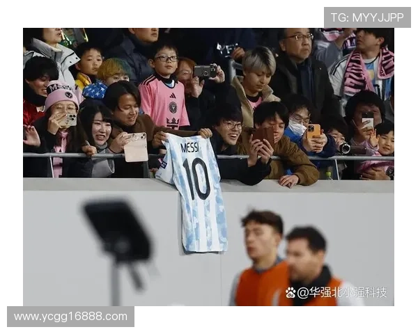 足球明星挑战篮球场搞笑瞬间引发全场爆笑视频合集